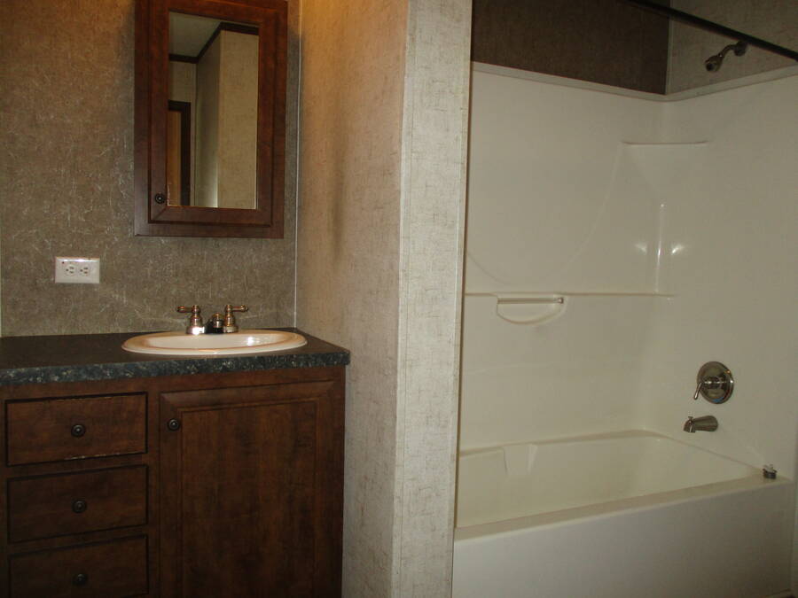 For Sale 932 Cour Retta, Lot 932, Warren, MI 48091 Single Wide